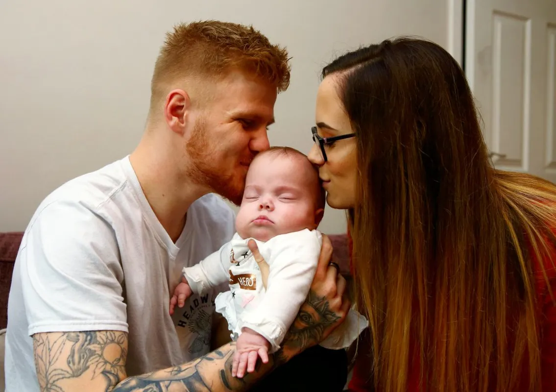 Piper-Kohl Kelly és szülei, Tyler Kelly és Georgia Axford, Northfoto/SWNS