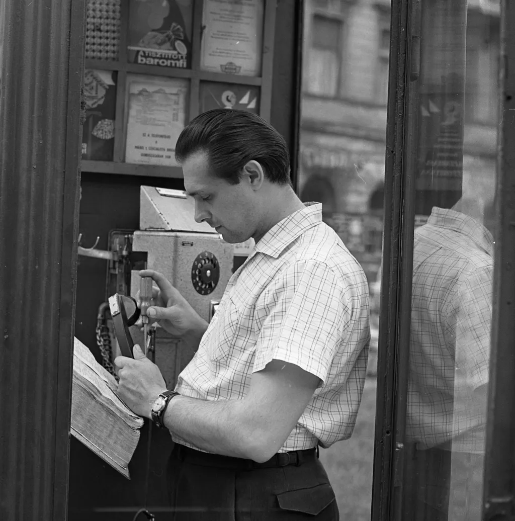 Telefonfülke egy 1968-as budapesti fotón