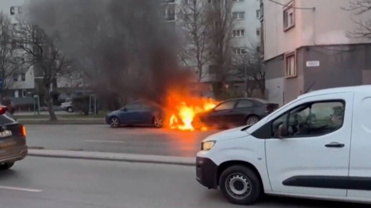 Brutális videó: menet közben gyullad ki egy autó a XI. kerületben, ami ezután történt, arra senki sem számított