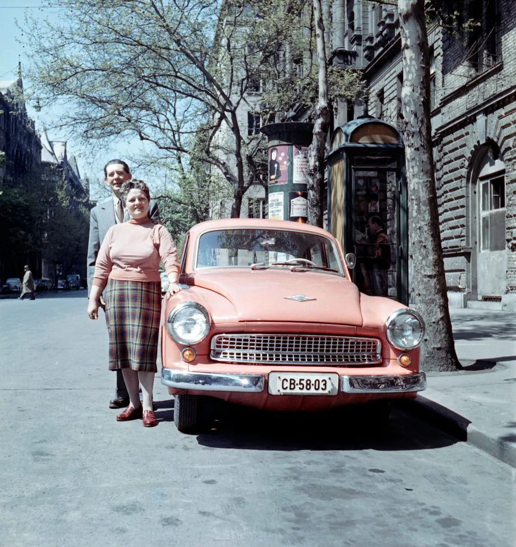 1960 zöld-sárga telefonfülke, lazacszínű wartburg