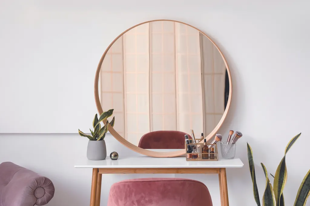 Interior,Of,Light,Makeup,Room,With,Table,,Mirror,And,Organizers