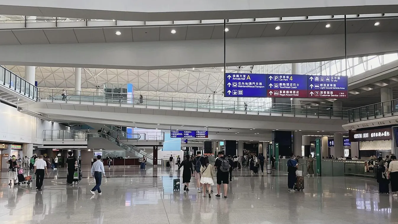 Három hónap börtönbüntetést kapott egy hongkongi férfi a reptéren viselt pólója miatt