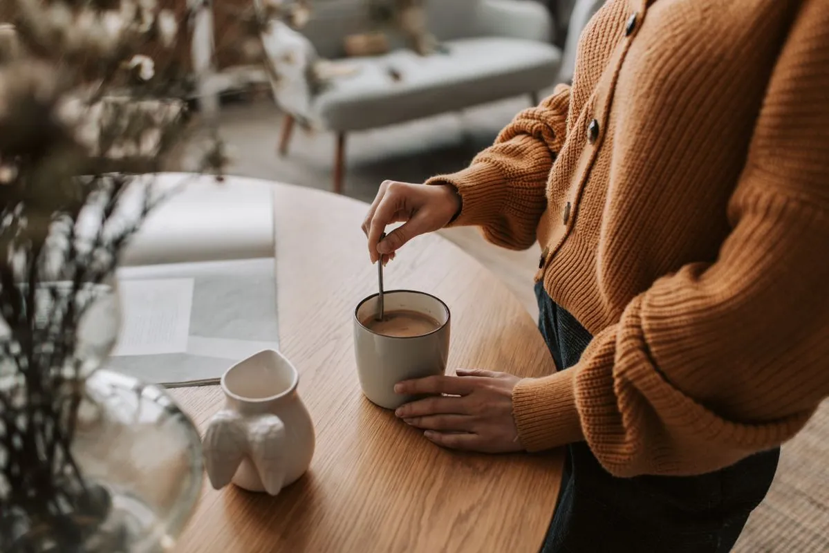 A fiatal nő az egyetemi évei alatt fogyasztott túl sokat a koffeinből / Illusztráció: pexels.com 