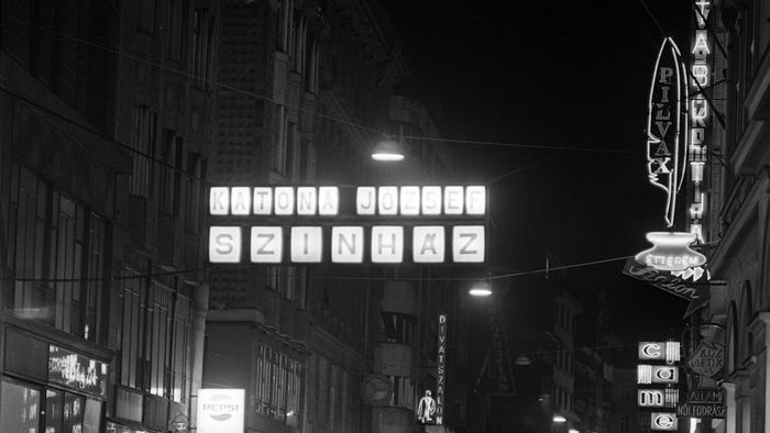 1973, neonreklámok a Petőfi Sándor utcában