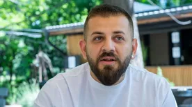 „Apa szépsége” - G.w.M tündéri fotót mutatott a különösen kék szemű kislányáról