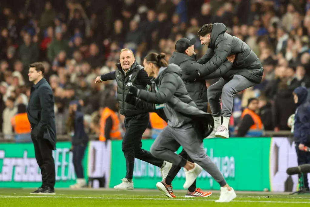 Jobbra látható, ahogy a "sérült" Szoboszlai önfeledten ünnepelve Klopp nyakába ugrik