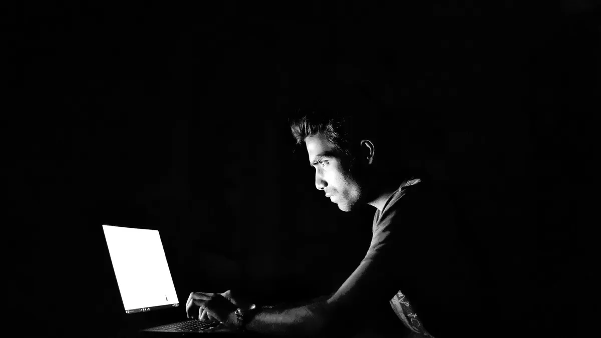 Hacker kiberbűnöző biztonság védelem jelszó
