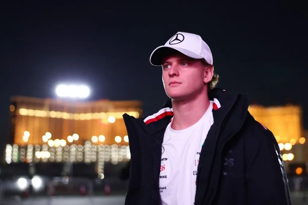 Apja helyett Mick Schumacher vezetheti oltárhoz a nővérét, Ginát