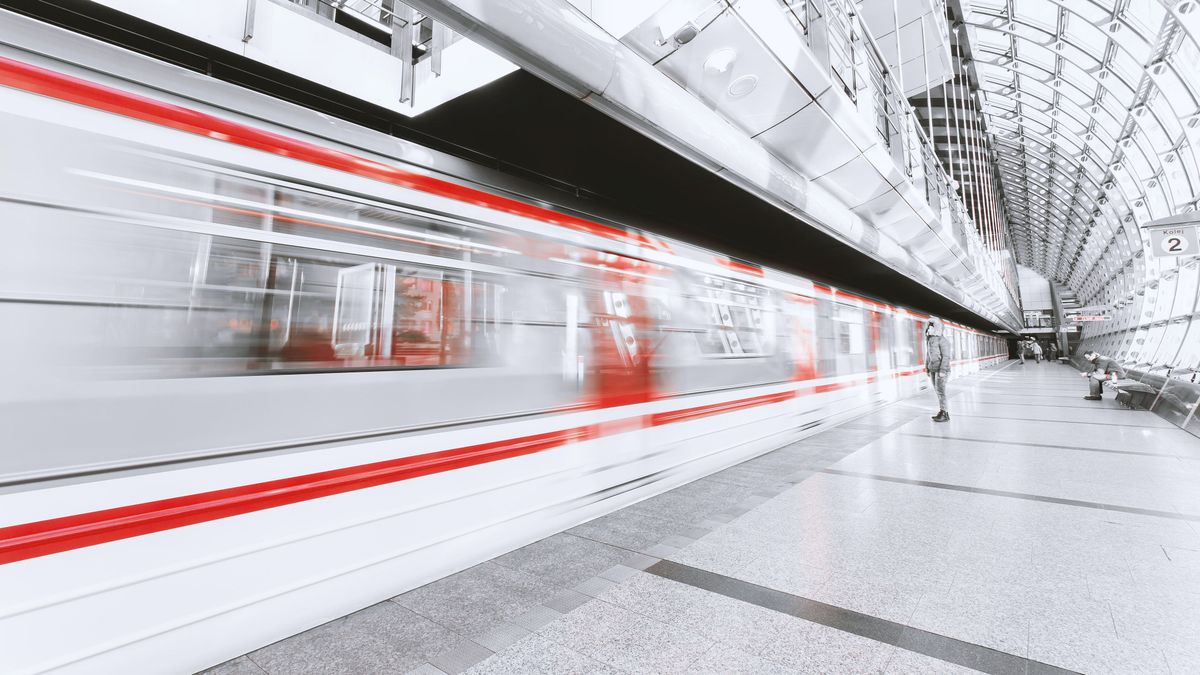 A metrósínekre löktek egy férfit, így élte túl a biztos halált