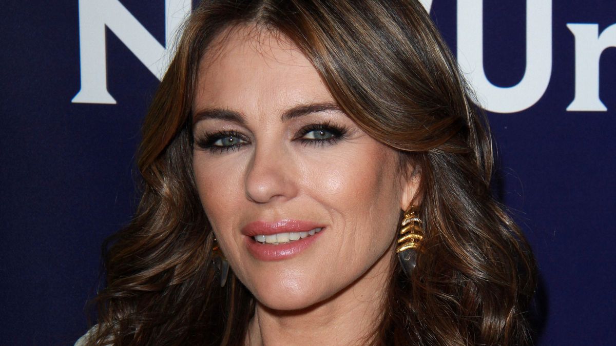  Elizabeth Hurley apró bikinije nem bírt el formás melleivel - fotó