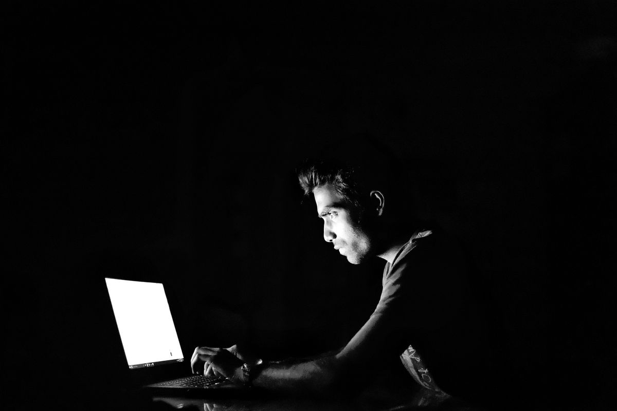 Hacker kiberbűnöző biztonság védelem jelszó