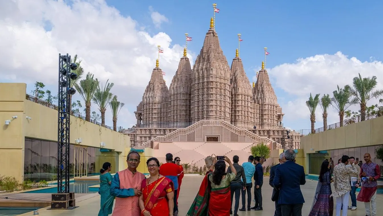 Rózsaszín homokkőből épült meg az első, mesés hindu templom a Közel-Keleten