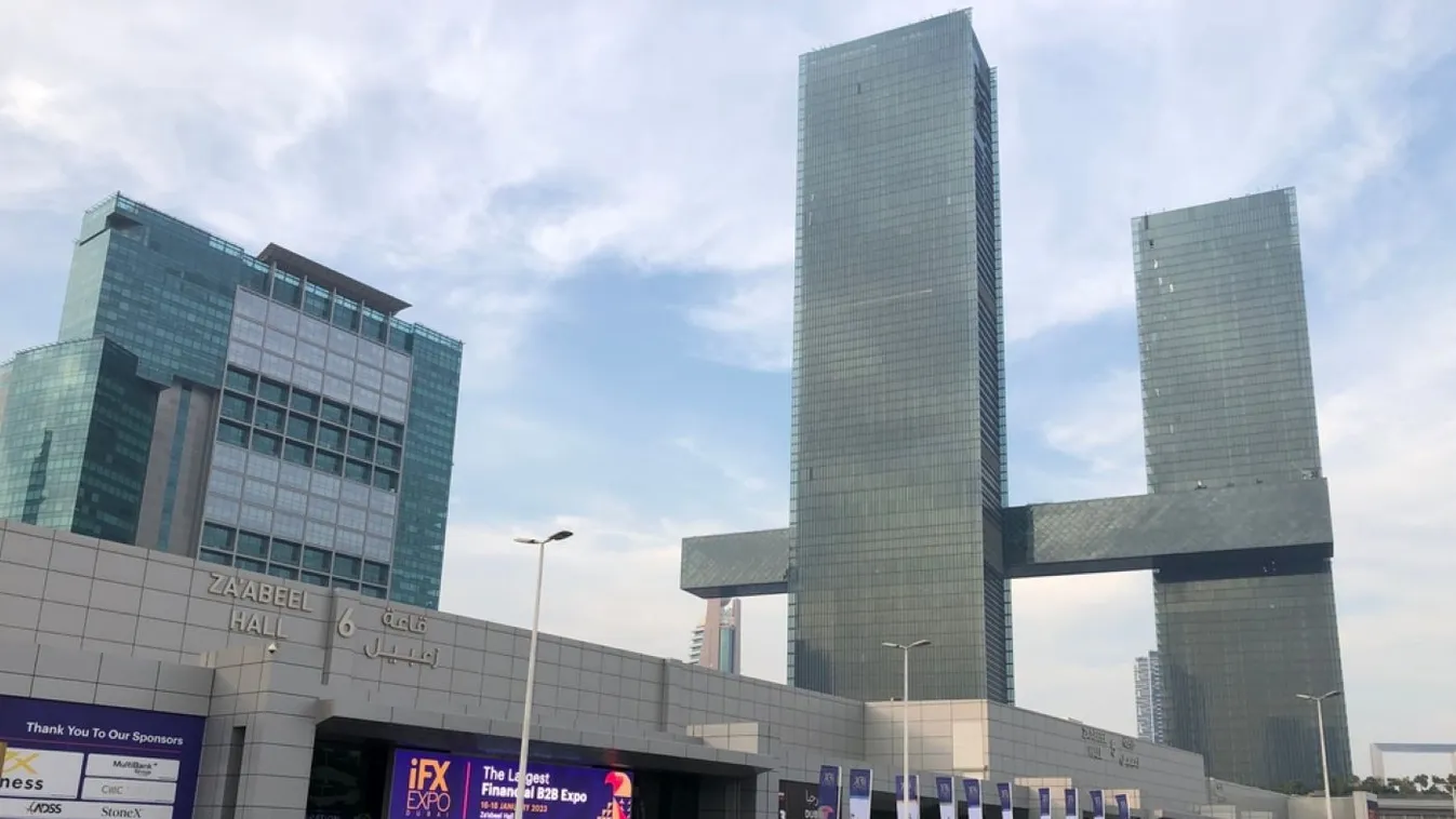 Egy dubaji felhőkarcoló tetején nyílt meg a világ leghosszabb végtelenített medencéje