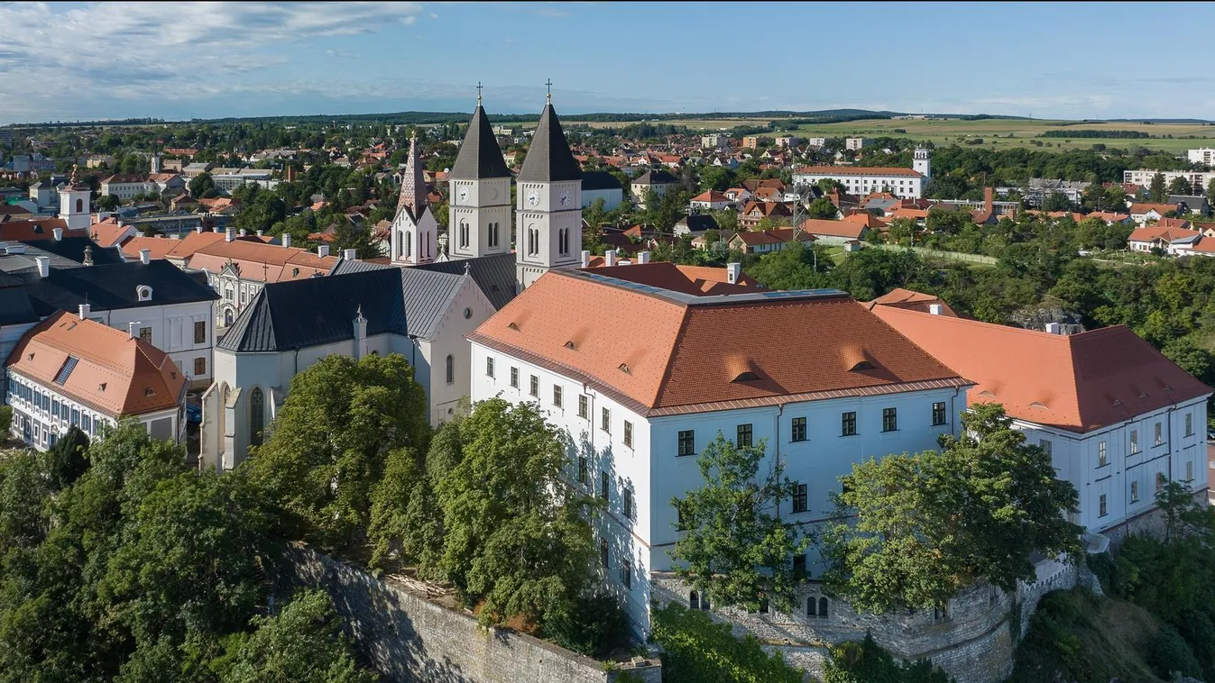 Szenzáció: különleges falképekre bukkantak a veszprémi várnegyed épületeiben