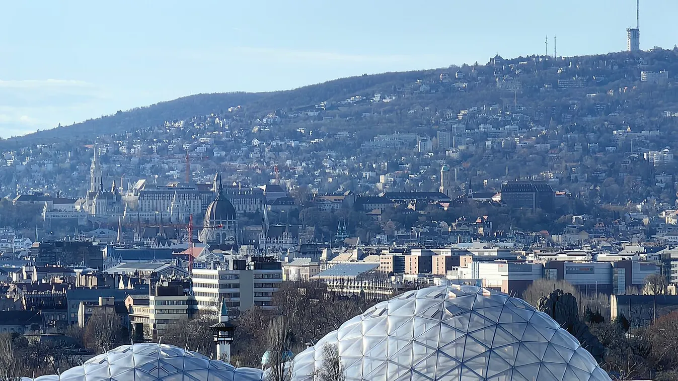 Először léphetünk be a fénypalotává változó Biodóm belső tereibe