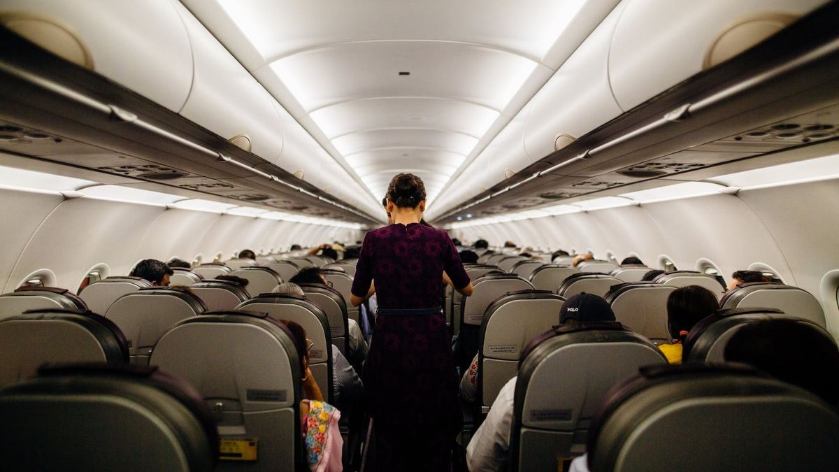 Botrány a repülőgépen: az utasok szeme láttára kezdett el szexelni egy pár