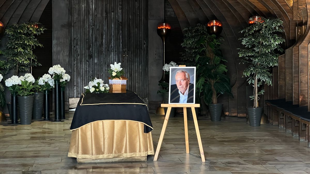 Megkezdődött Benedek Miklós temetése