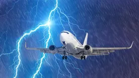 Látványos videó: Villám csapott egy felszálló Boeing gépbe