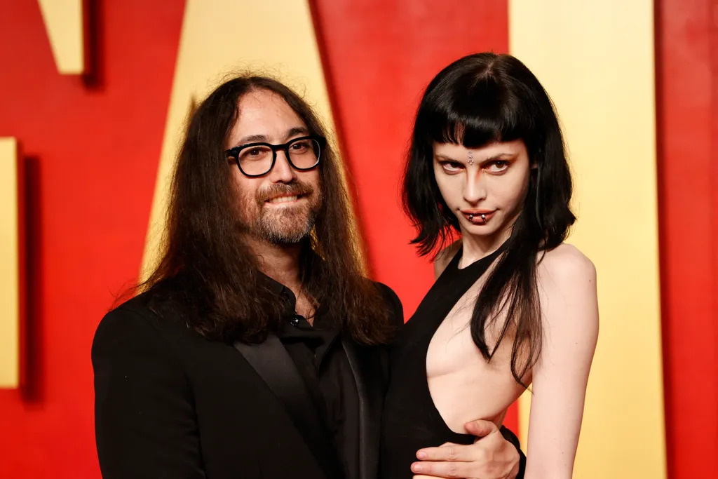 John Lennon fia, Sean Lennon és extrém kinézetű barátnője