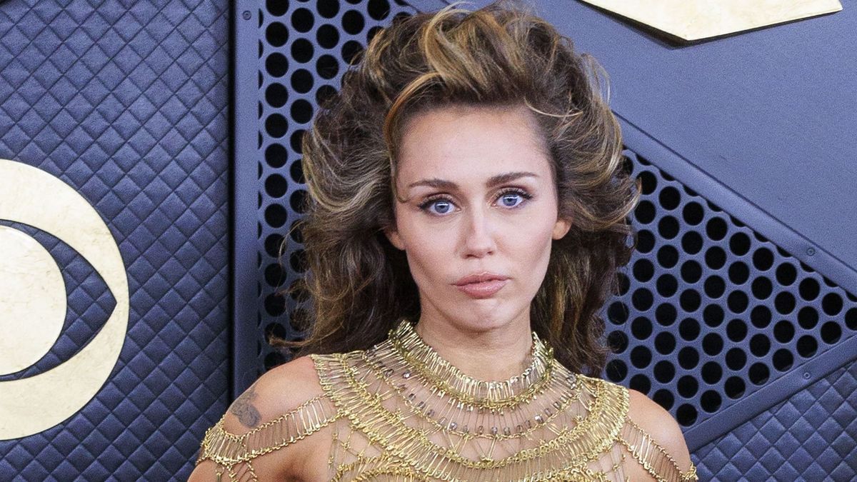 Miley Cyrus brutálisan kivágott ruhában mondott köszönetet