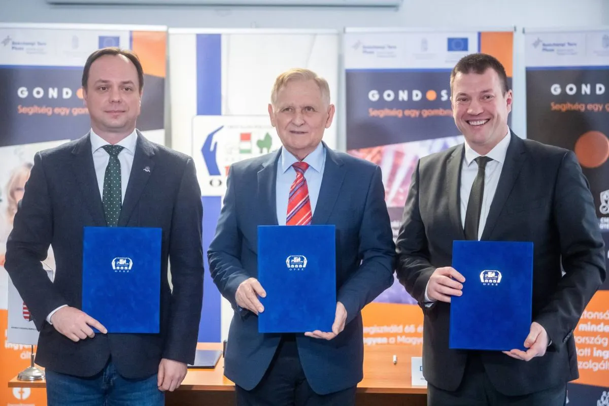 Nyitrai Zsolt, a miniszterelnök főtanácsadója, Túrós András, az OPSZ elnöke és Juhász Roland, a Kormányzati Szolgáltató Központ Nonprofit Kft. ügyvezető igazgatója
