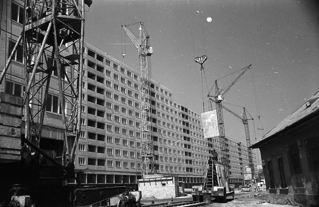 1973 - Óbuda, Harrer Pál utcai panelházak építése, bal szélen a daru takarásában a 10. számú ház, szemben a 12-24. számú ház. Jobb szélen a bontásra váró, régi 12-es számú épület. Fortepan / Kriss Géza