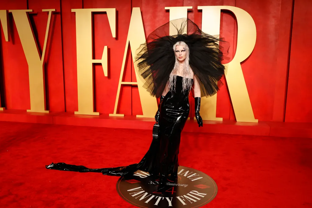 Julia Fox a tőle megszokott extrém szettben az Oscart követő Vanity Fair partin