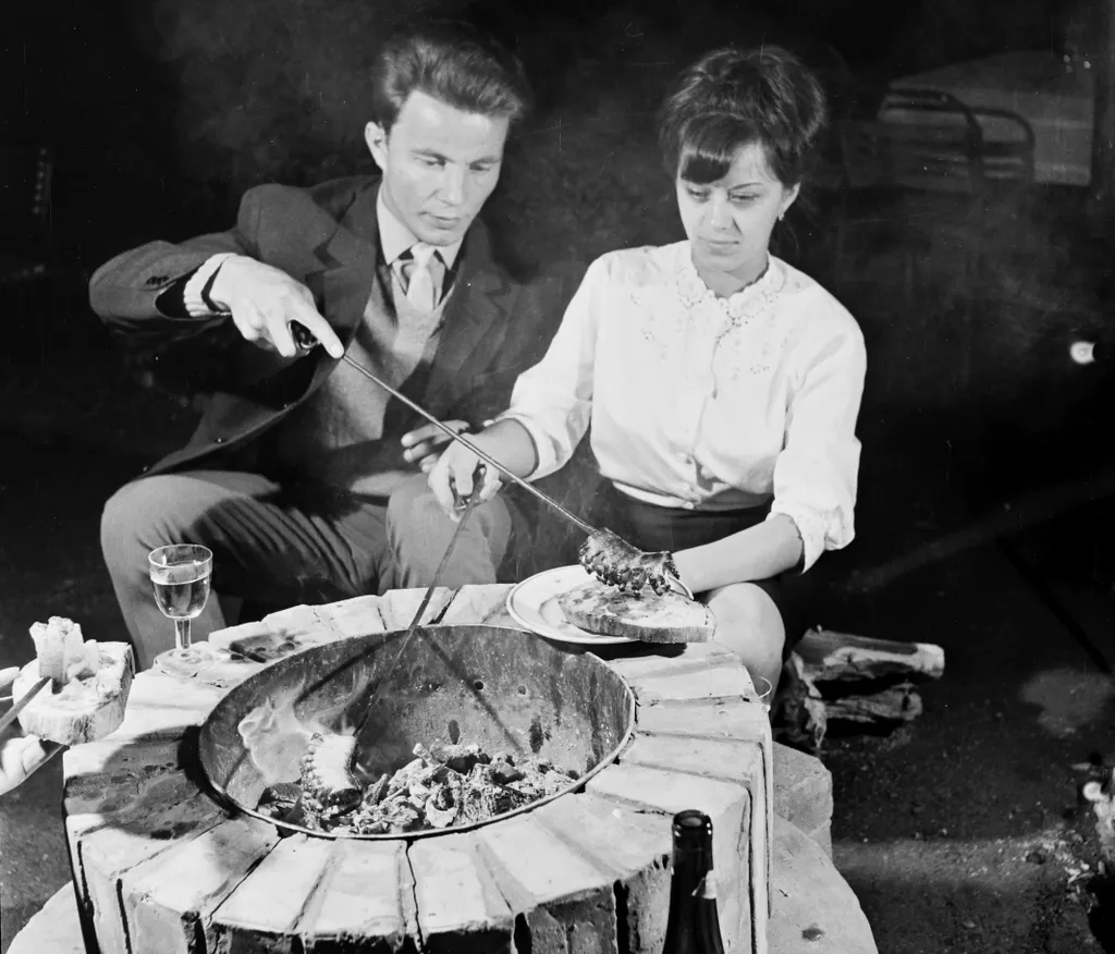 Szalonnasütés a zuglói Rózsakert kisvendéglőben 1964-ben