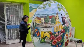 Videó: Csodájára járnak a Tapolca nevezetességeivel díszített százkilós tojásnak