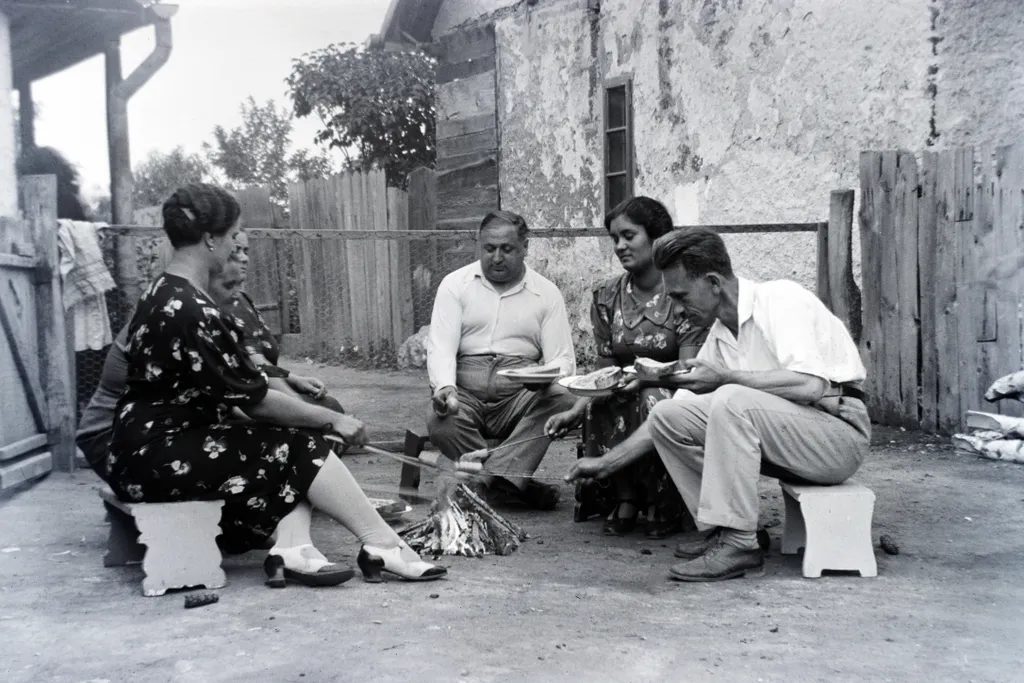 1937, szalonnasütés egy ház udvarán 