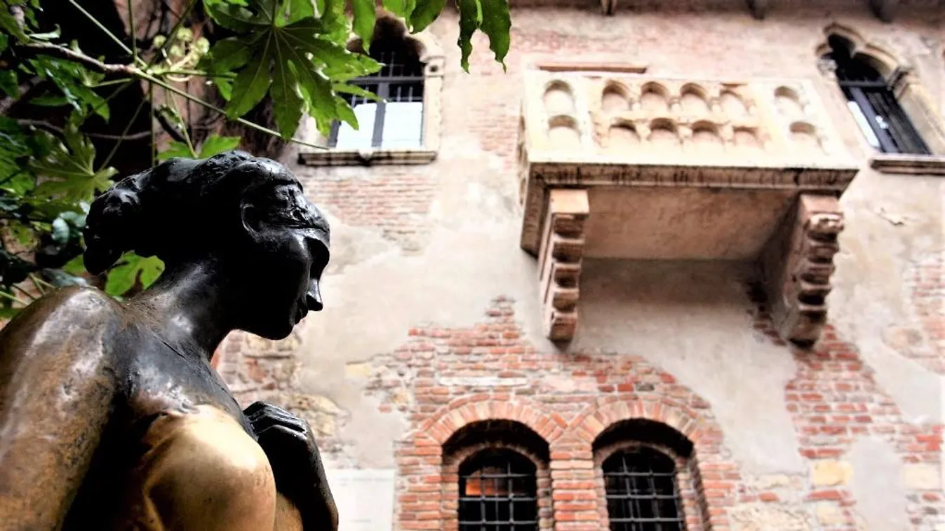 Annyit simogatták a turisták, hogy kilyukadt a veronai Júlia-szobor melle