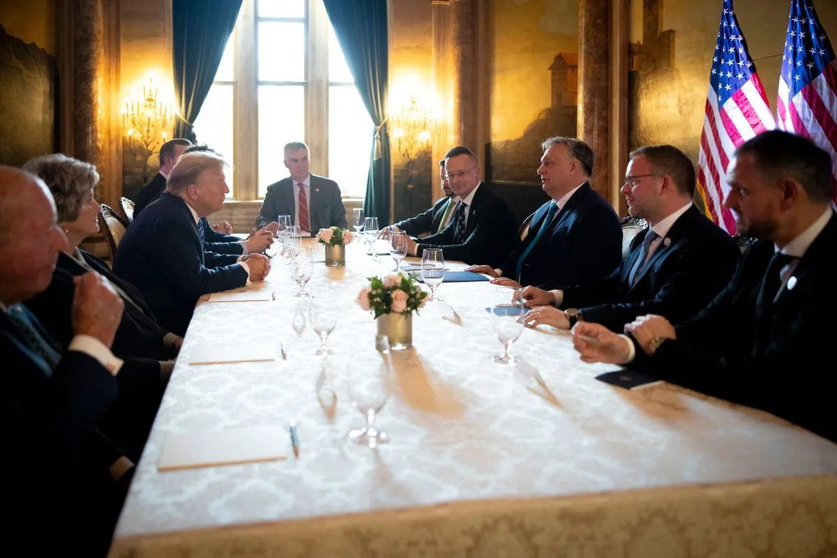 A Miniszterelnöki Sajtóiroda által közreadott képen Orbán Viktor kormányfõ és Donald Trump korábbi amerikai elnök, republikánus elnökjelölt tárgyalása Trump floridai rezidenciáján, Mar-a-Lagóban 2024. március 8-án. A miniszterelnök mellett Szijjártó Péter külgazdasági és külügyminiszter, Orbán Balázs, a miniszterelnök politikai igazgatója és Takács Szabolcs, Magyarország washingtoni nagykövete. MTI/Miniszterelnöki Sajtóiroda/Fischer Zoltán