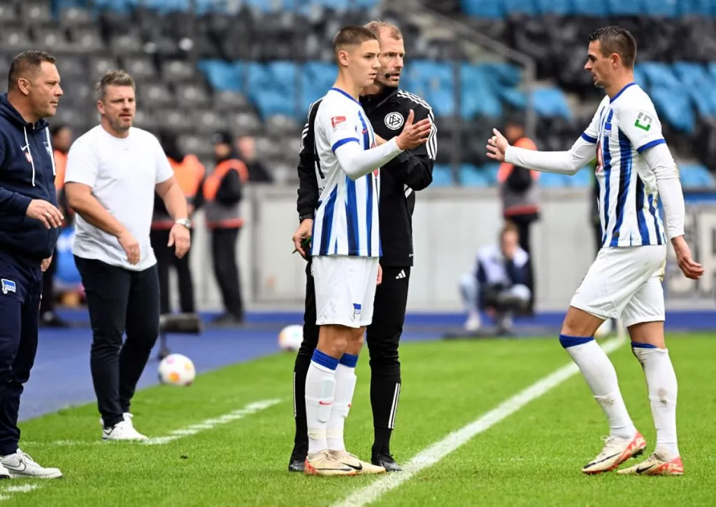 Dárdai Pál (balra) rövidesen újra pályára küldheti legkisebb fiát, Bencét a Herthában