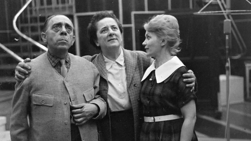 Szabó Ernő, Gobbi Hilda és Vörösmarty Lili együtt szerepeltek egy olyan rádiós hangjáték-sorozatban, amely 48 éven át szólt a Magyar Rádióban. Melyik volt ez?