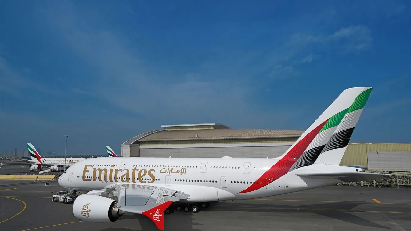 Egy teherautó beszorult egy Emirates utasszállító hasa alá