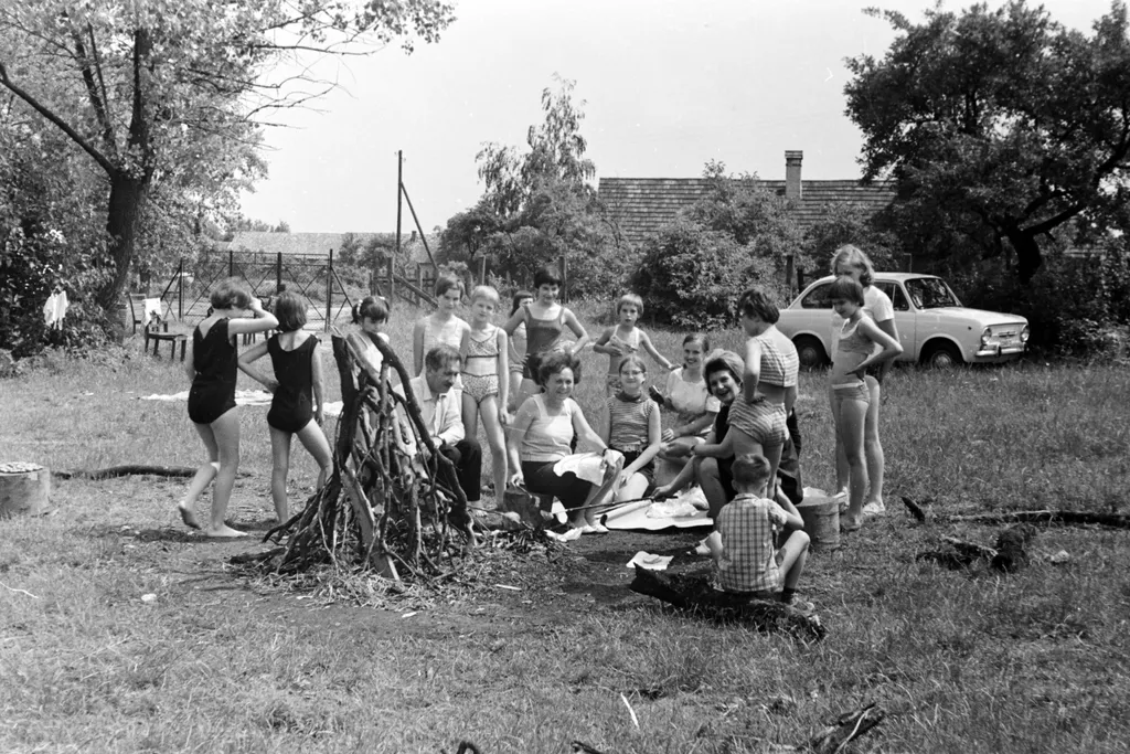 1967, tábortűz-gyújtás előtt a kőhányáspusztai turistaszállás udvarán