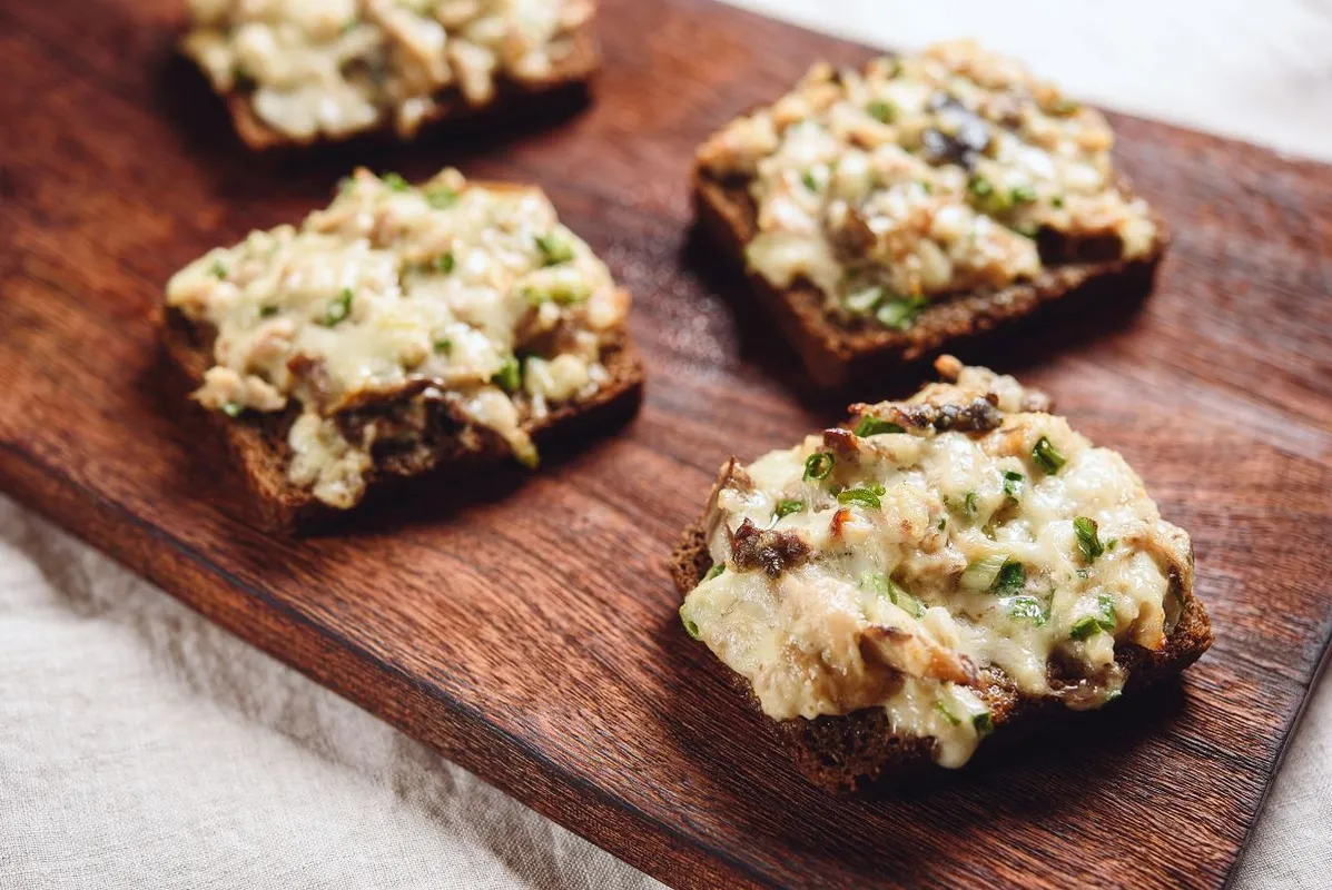 Rye,Bread,Toast,With,Smoked,Mackerel,,Cream,,Cheese,And,Green