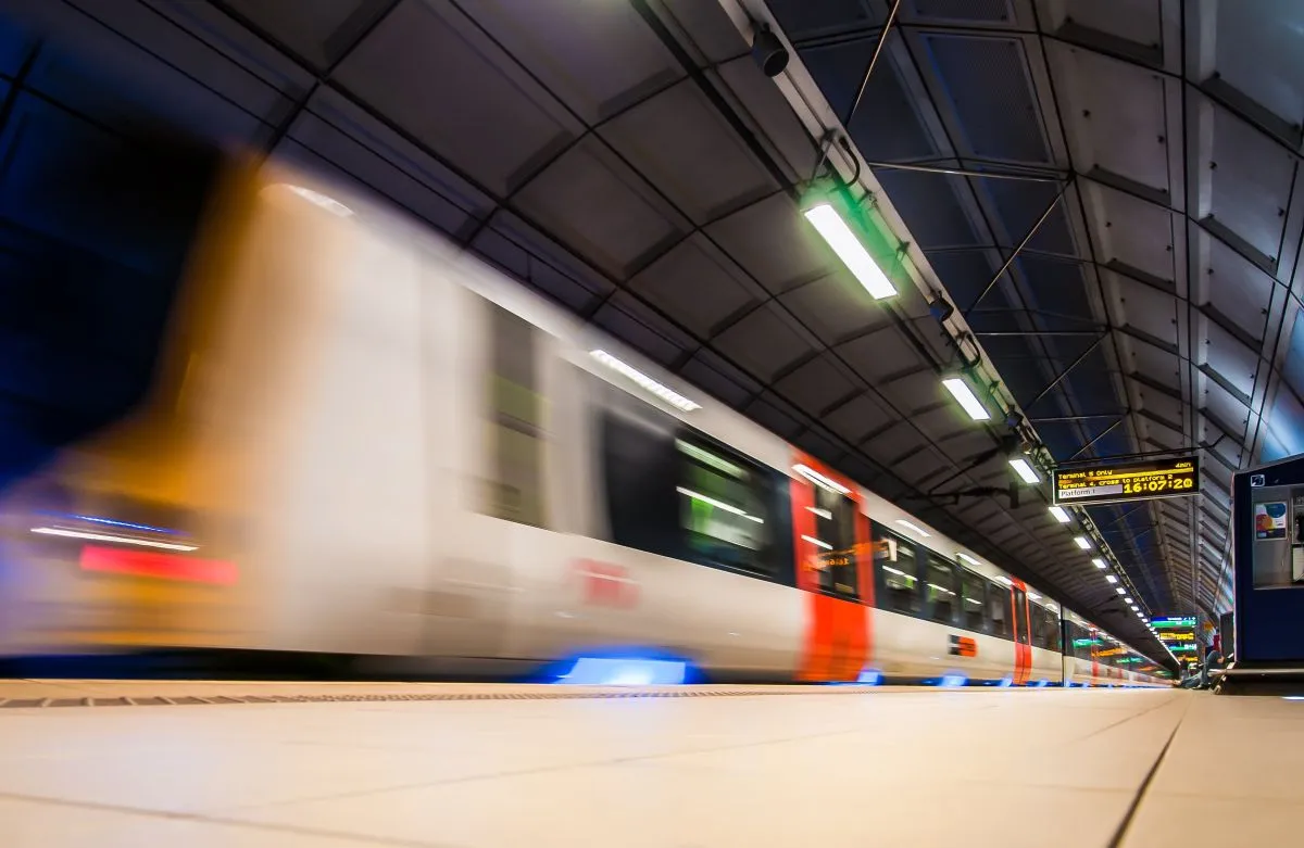 metró, tömegközlekedés