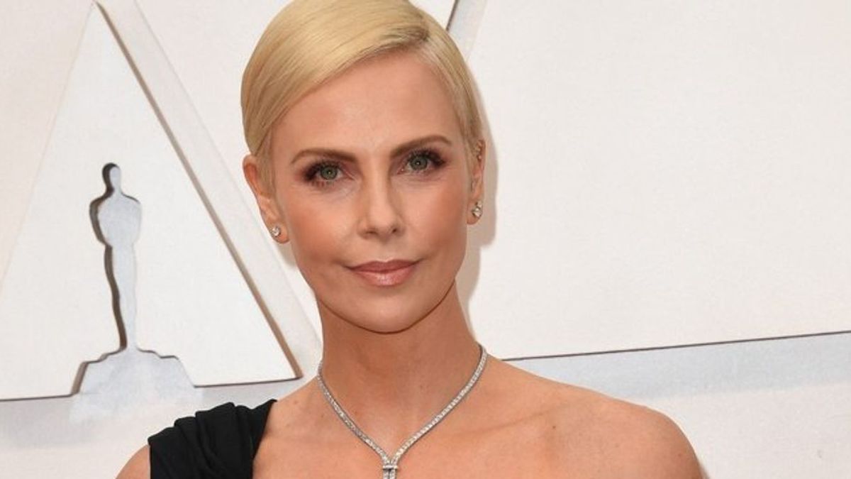 Visszafelé öregszik Charlize Theron? Tinilánynak néz ki közel az ötvenhez - Fotók!