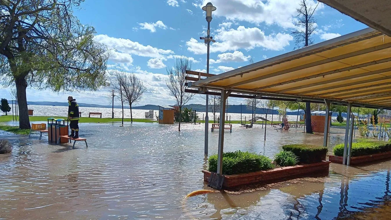 Így mosta el a partot a Füreden kiöntött Balaton