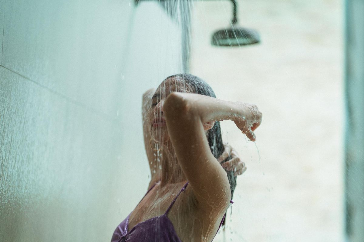 Zuhanyozó nő víz tisztálkodás