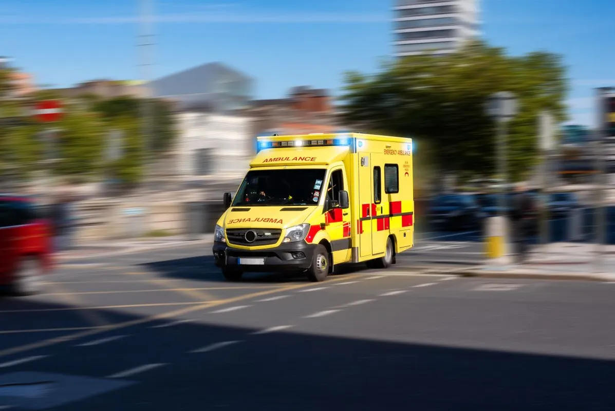 Ambulance,Responding,To,Emergency,Call,Driving,Fast,On,Street