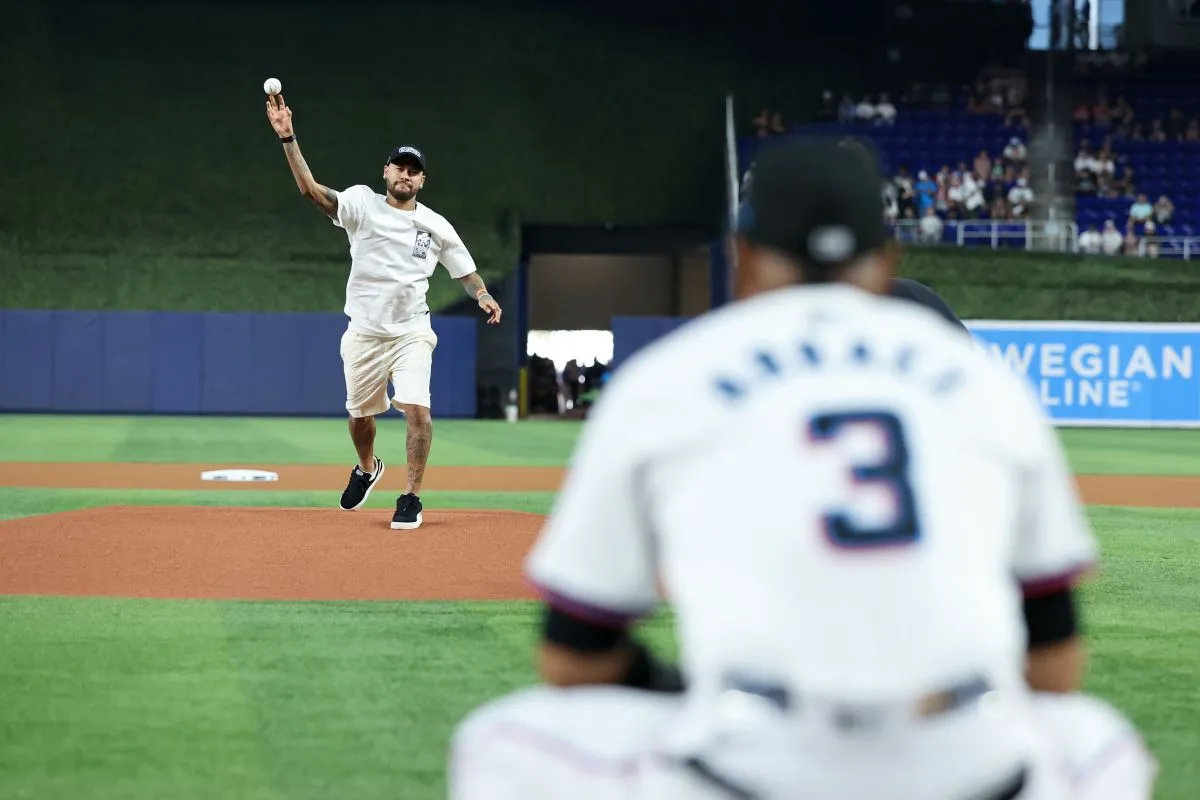 Neymar végezte el a kezdődobást a miami baseballmeccsen