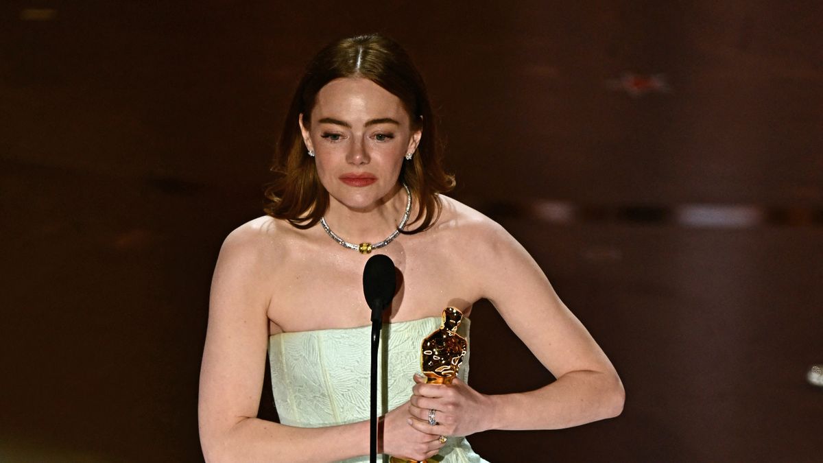 Emma Stone rettentő kínos ruhabakival vette át élete második Oscar-díját a 2024-es díjátadón