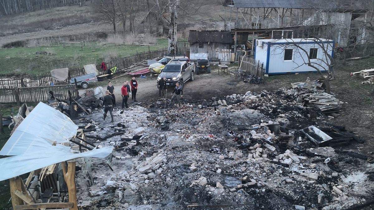 „Csak az emlékek maradtak” - egy konténerben lakik az árván maradt magyar testvérpár