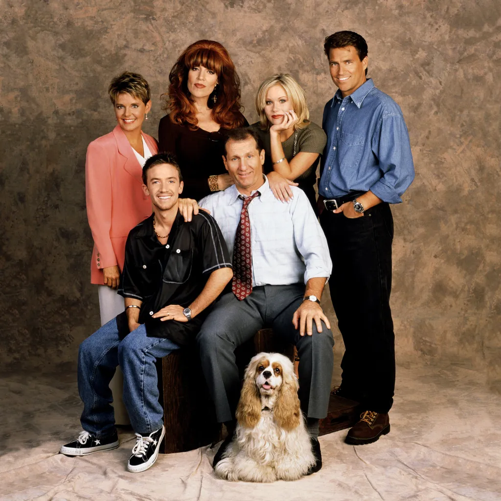 Amanda Bearse a kotnyeles szomszéd Marcyként (bal szélen) és Ted McGinley, mint Jefferson D'Arcy (jobb szélen) is színesítették a sorozatot