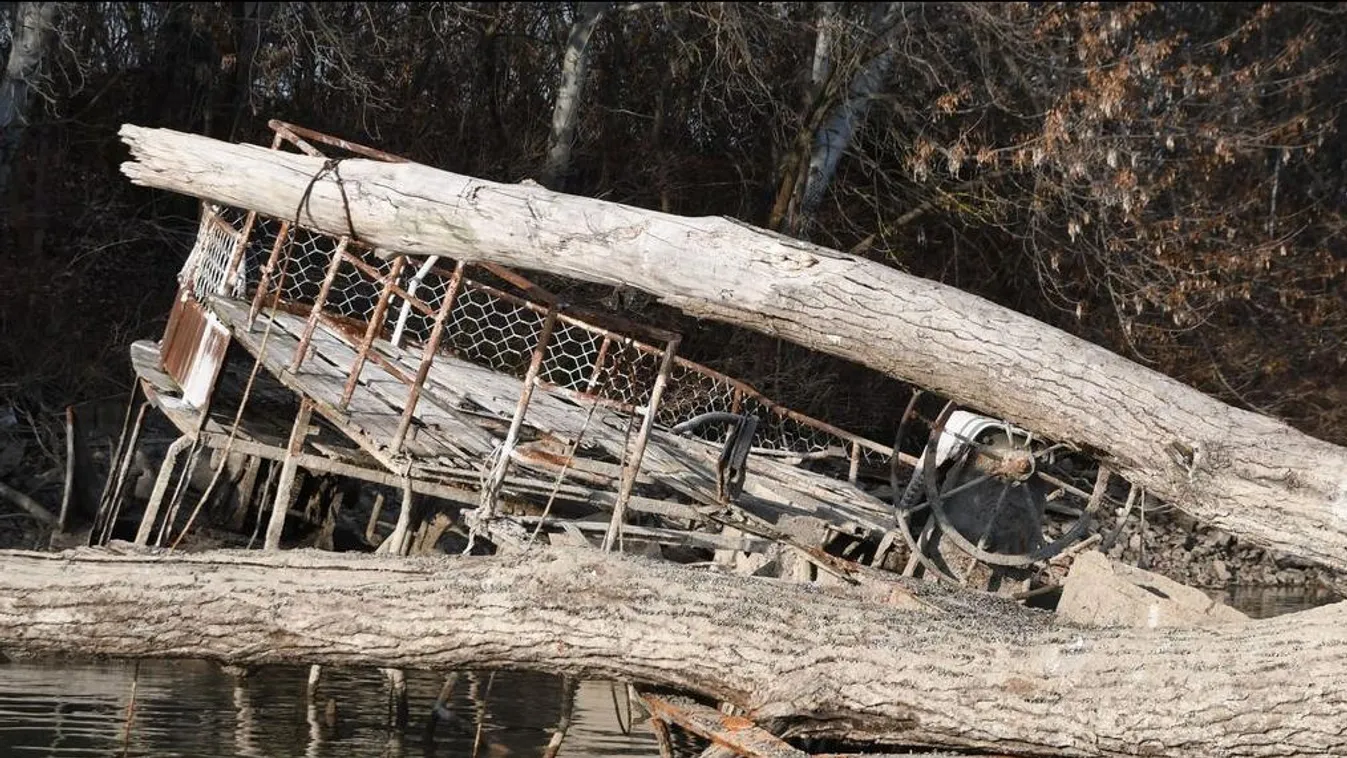 Régi hajóroncsot rejt a Tisza-tó medre