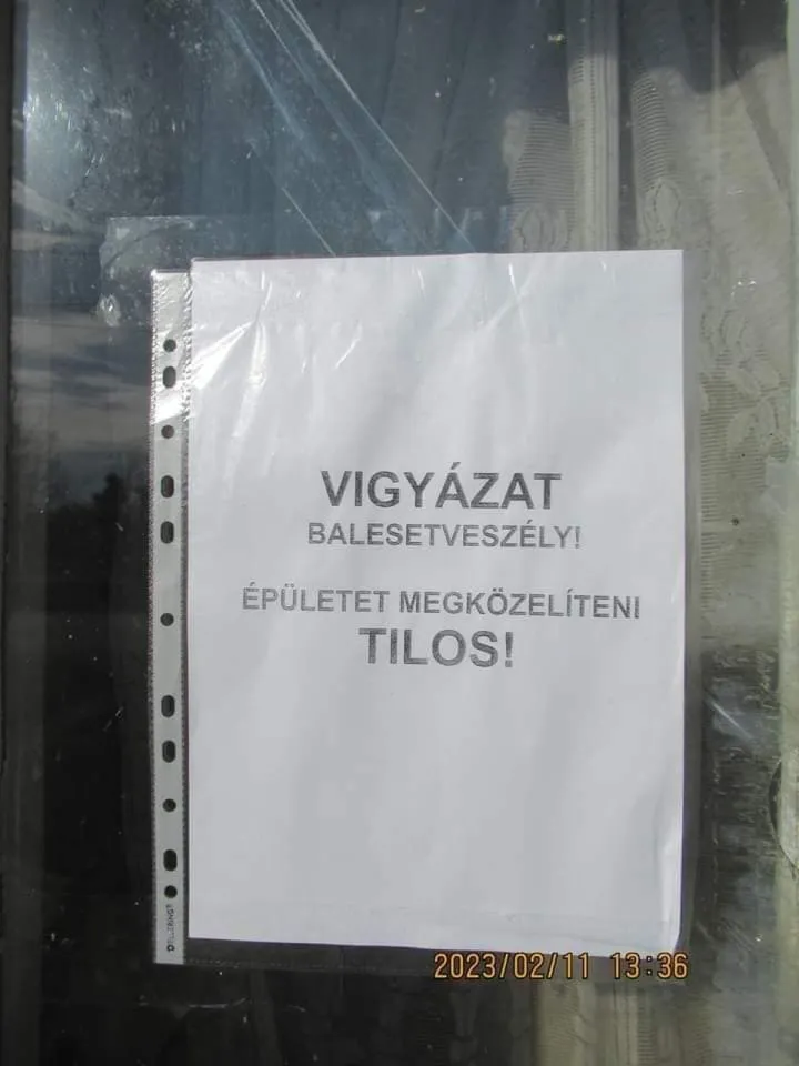 Tavaly óta Erzsiék ablakán a balesetveszély felirat /