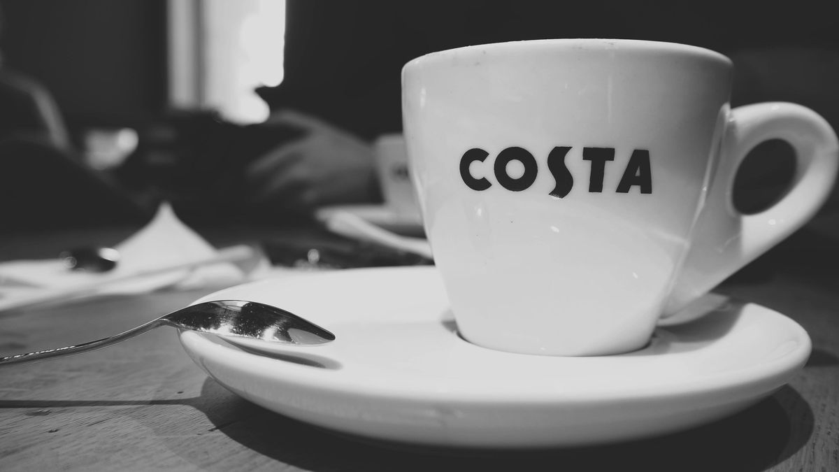 Támadás történt egy Costa kávézóban: megkéselték a baristát