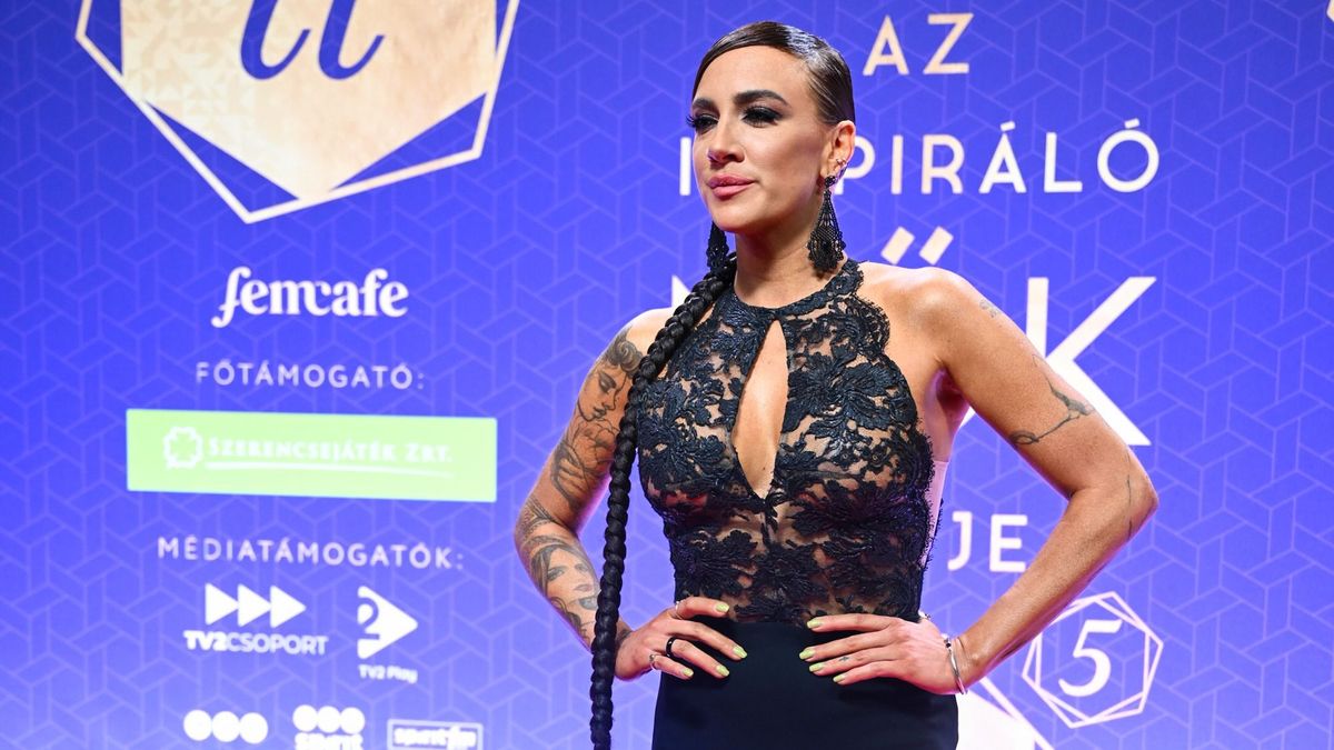 Tóth Gabi legújabb fotója felrobbantotta az internetet: mélyen kivágott ruhában pózolt az énekesnő